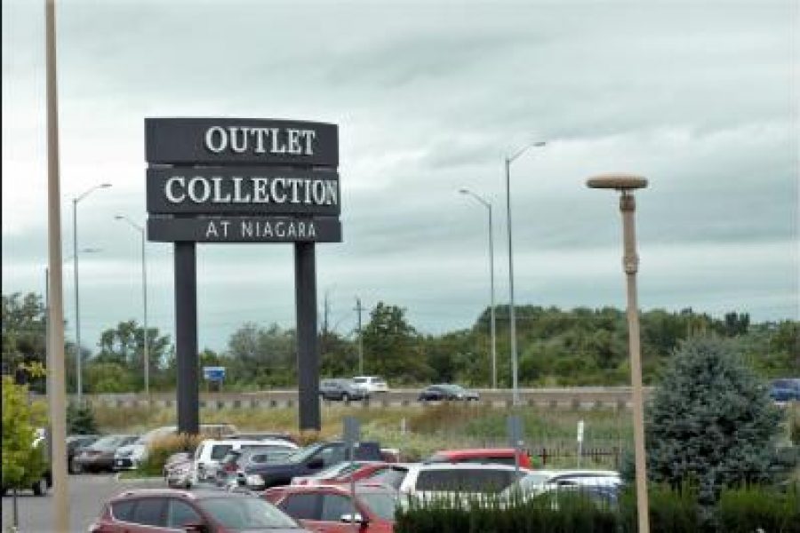 The_Outlet_Collection_in_Glendale_saw_business_as_usual_on_Tuesday,_just_one_week_before_school_starts_back_up._(Brittany_Carter)